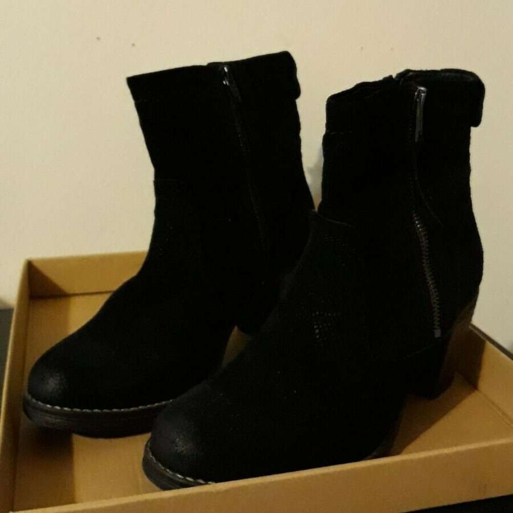 Taos Shaka Suede Ankle Boot US Size 5-5.5 / EUR Size 36.